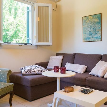 Avelia Pink Apartment Asprogerakata Bagian luar foto