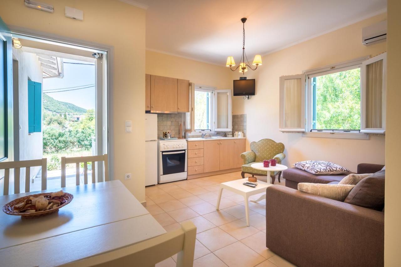 Avelia Pink Apartment Asprogerakata Bagian luar foto