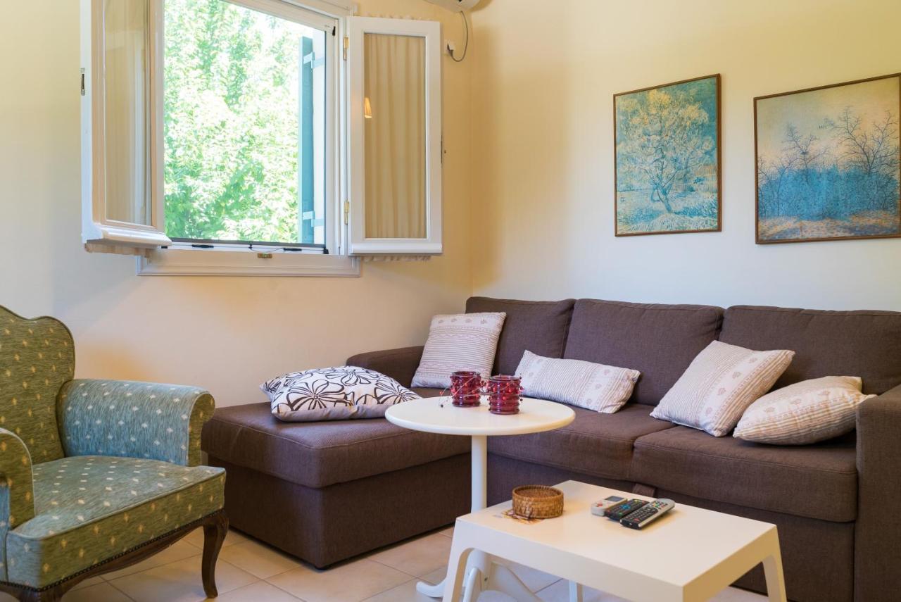 Avelia Pink Apartment Asprogerakata Bagian luar foto