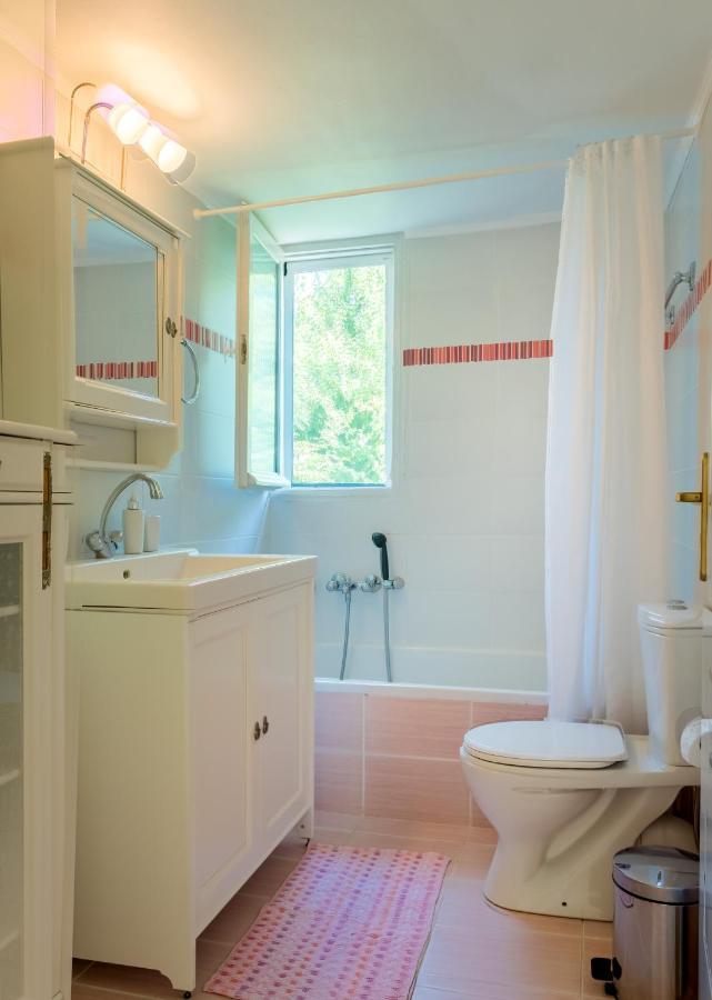 Avelia Pink Apartment Asprogerakata Bagian luar foto